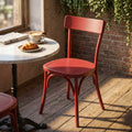 Sedia Polly rossa shabby chic ambientata in un caffè con tavolino in marmo e luce naturale.