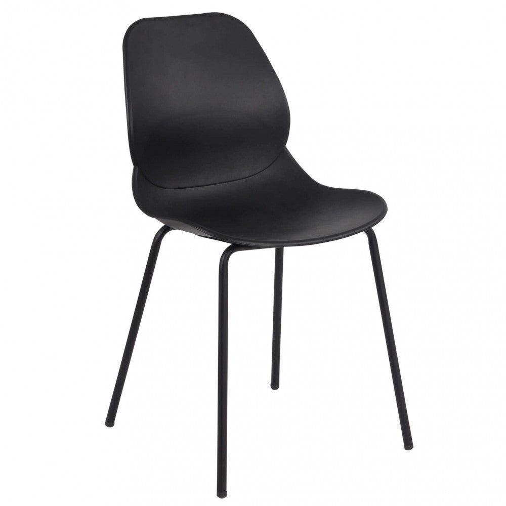 Vista frontale angolata della Sedia Stoccarda, che evidenzia la seduta ergonomica in plastica nera opaca.