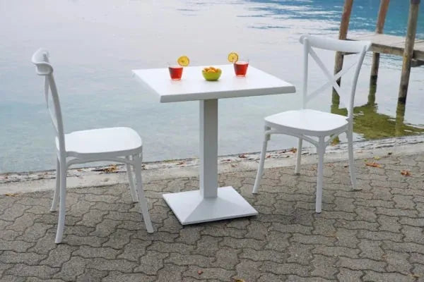 Sedia Trattoria Bianca impilabile in Polipropilene con Fibra di Vetro, resistente ai raggi UV per esterni e contract, ambientata con tavolo in esterna