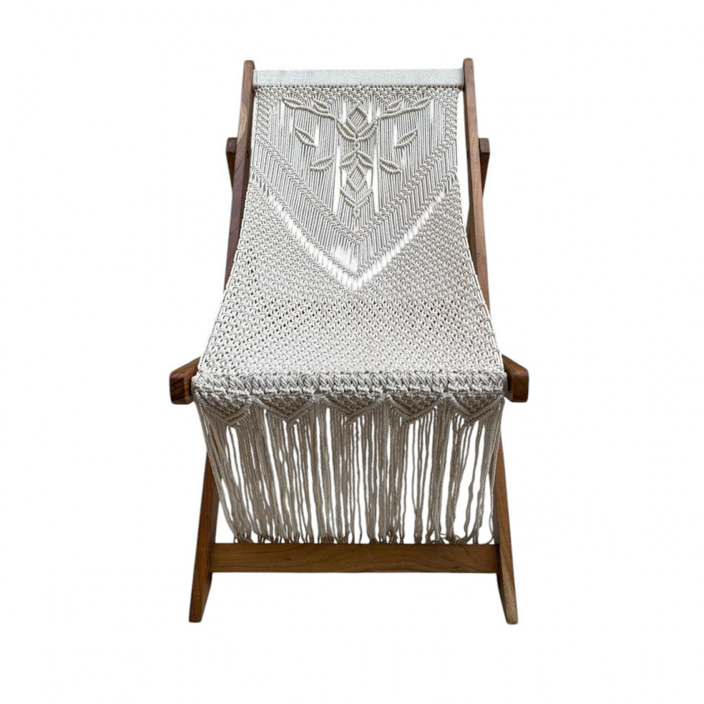 Vista frontale della sedia Tunisi su sfondo bianco, con focus sul pattern geometrico in macramè e le lunghe frange decorative in cotone.