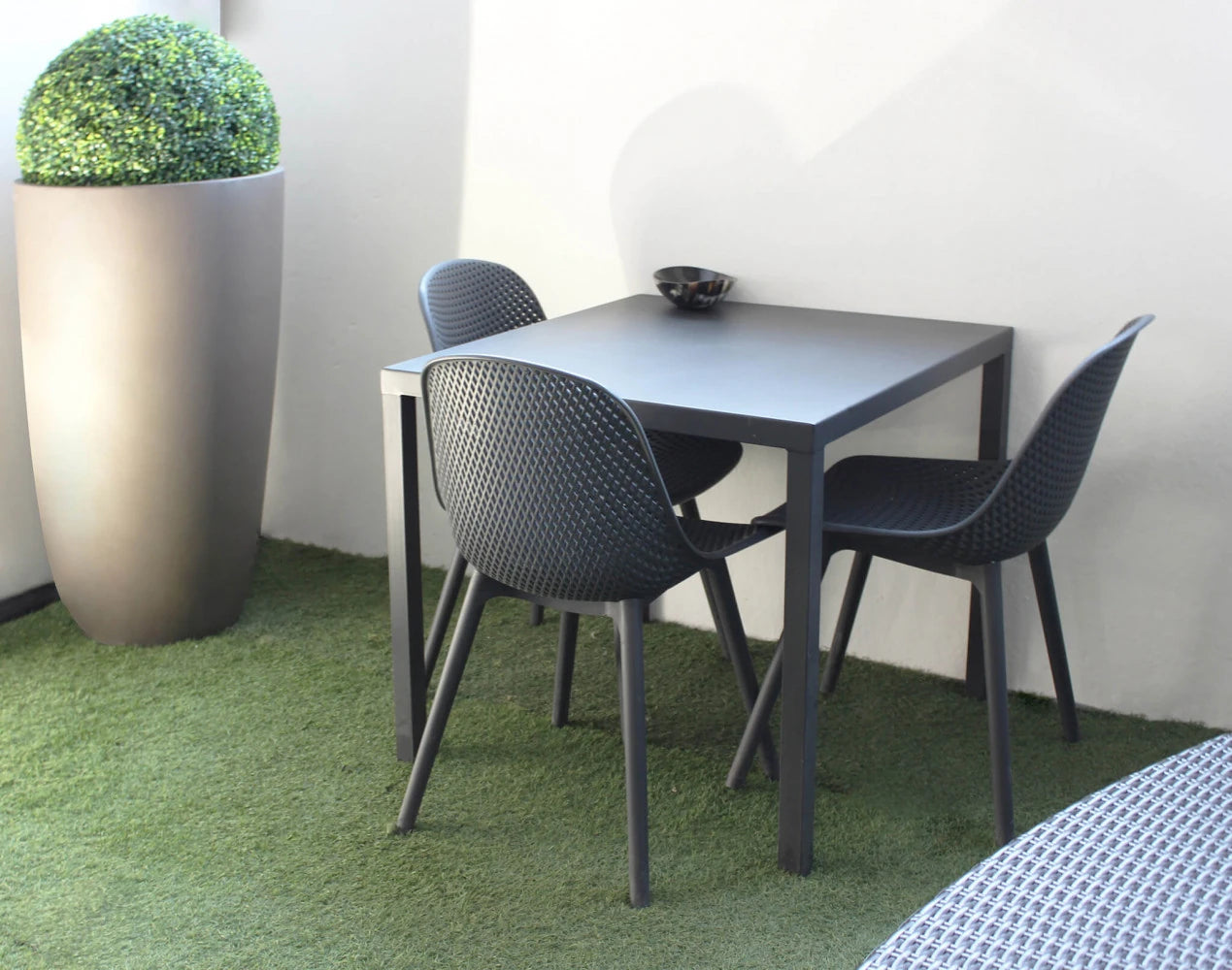 Sedia Vichy Antracite monoscocca in polipropilene, design moderno, ideale per cucina e giardino, abbinata con tavolo antracite