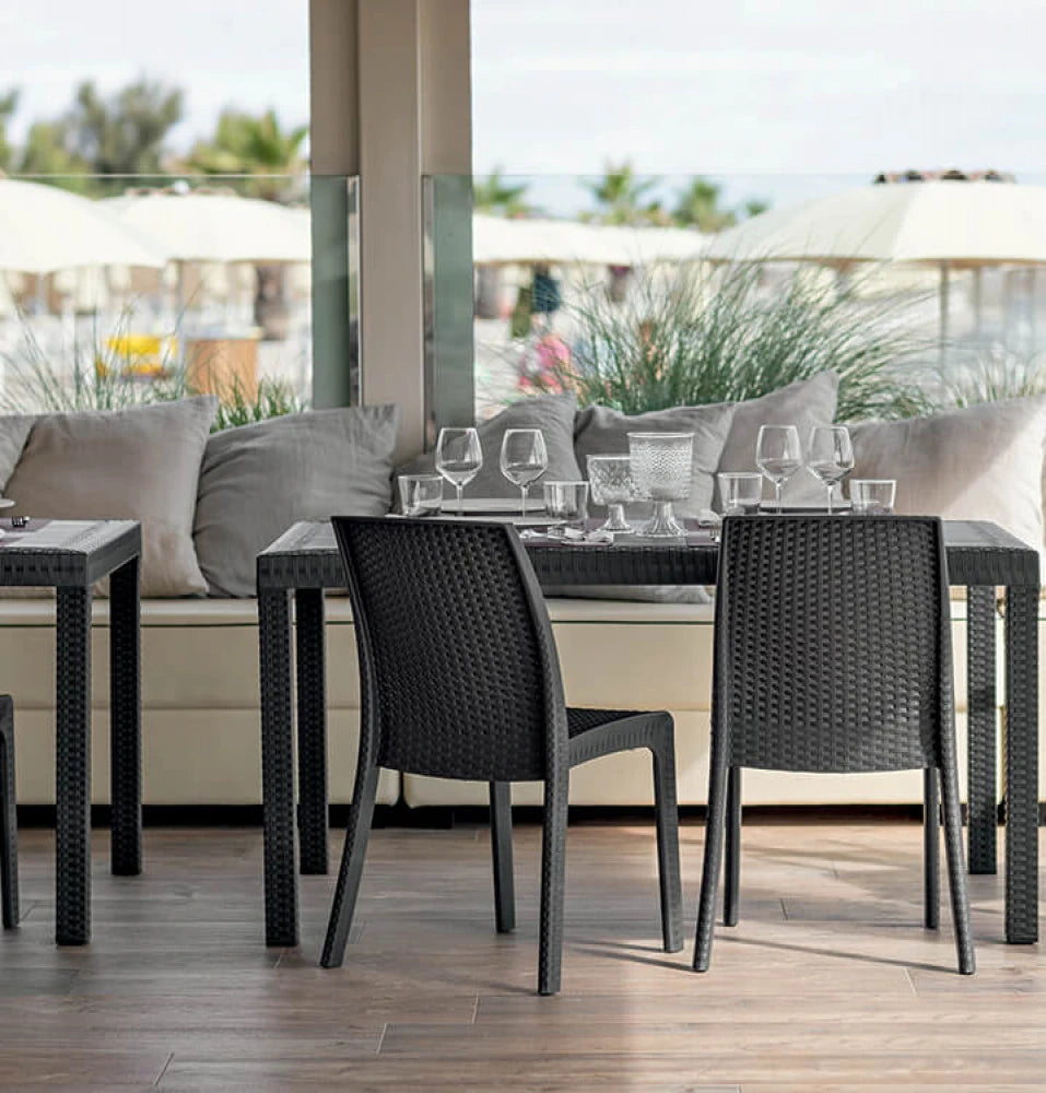 Sedia da giardino Virginia Taupe Marrone (Tortora) in plastica stampata effetto Wicker, resistente agli UV, abbinata con tavolo