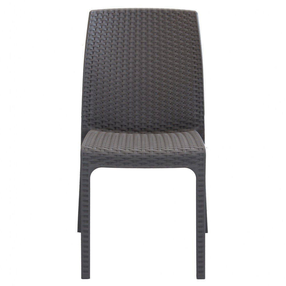 Vista frontale della sedia Virginia che evidenzia la trama fitta e robusta del wicker color tortora.