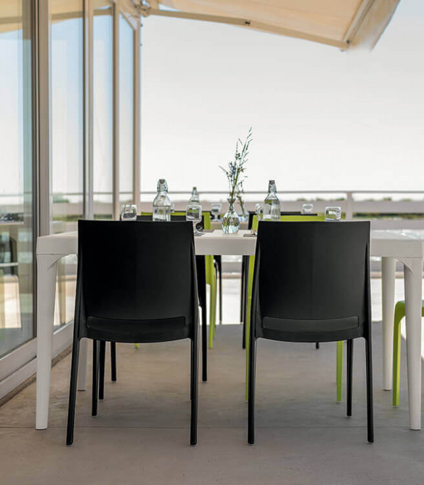 Sedia da Esterno Volga impilabile color nero, realizzata in polipropilene e fibra di vetro.