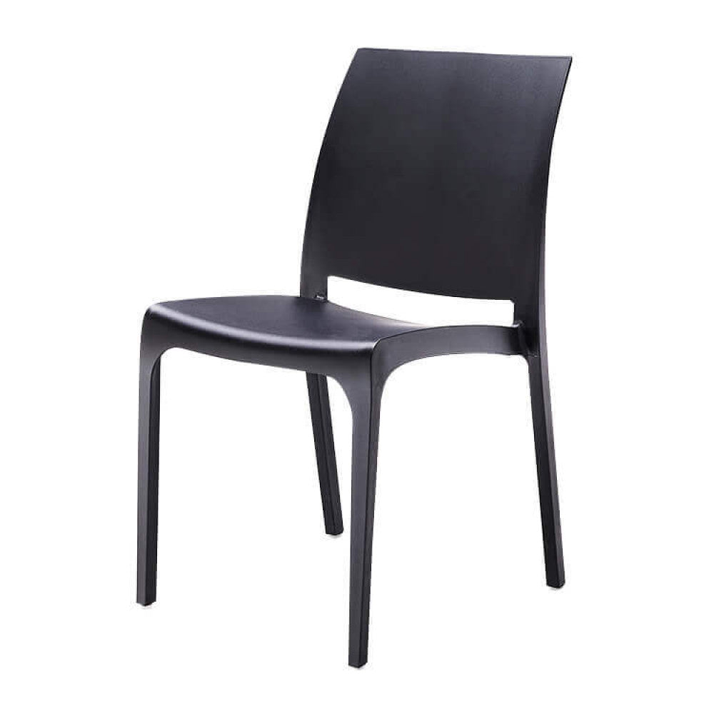 Sedia Volga nera dal design minimalista, vista angolare su sfondo neutro.