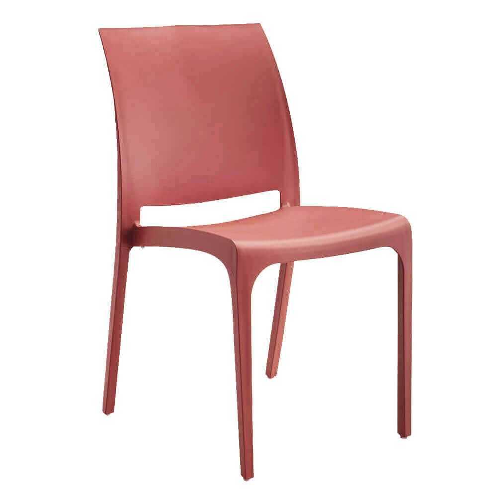 Sedia Volga in polipropilene rosso, vista frontale angolata verso sinistra, che evidenzia lo schienale ergonomico.