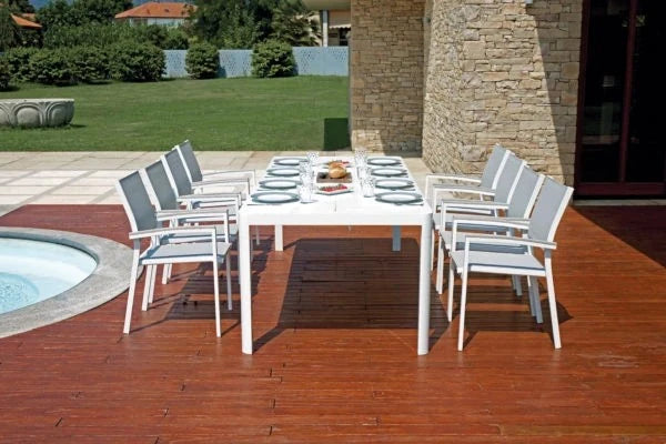 Sedia Volterra/Viareggio CHA22B in Alluminio Bianco con seduta Textilene Tortora, braccioli in Resin Wood Grigio Sbiancato e impilabile, abbinata con tavolo  rettangolare 12 posti