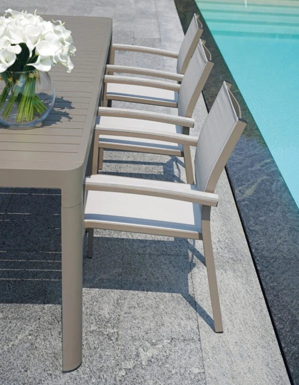 Sedia Volterra/Viareggio CHA22T in Alluminio con seduta Textilene Tortora, braccioli in Resin Wood Grigio Sbiancato e impilabile, ambientazione esterna