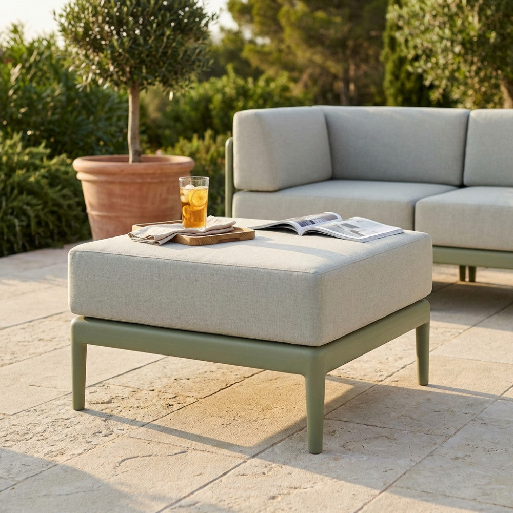 Dettaglio del pouf Guaranà utilizzato come tavolino con un vassoio e bicchieri, situato su una terrazza in pietra.