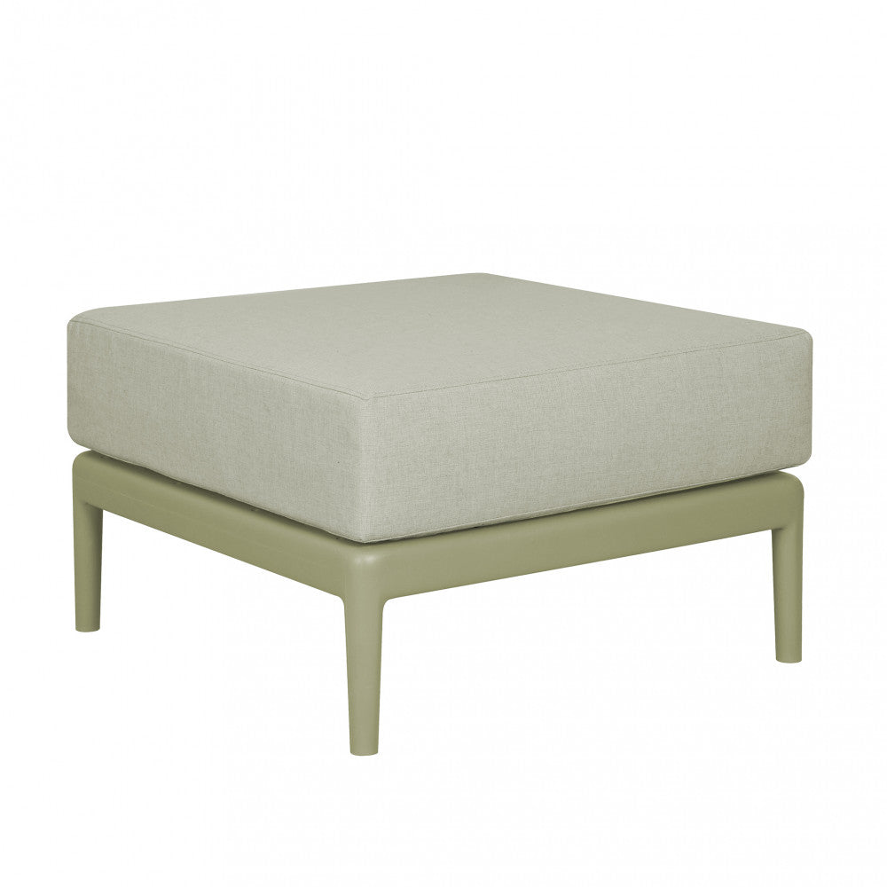 Vista isolata del pouf Guaranà in polipropilene verde oliva con cuscino sfoderabile su sfondo bianco.