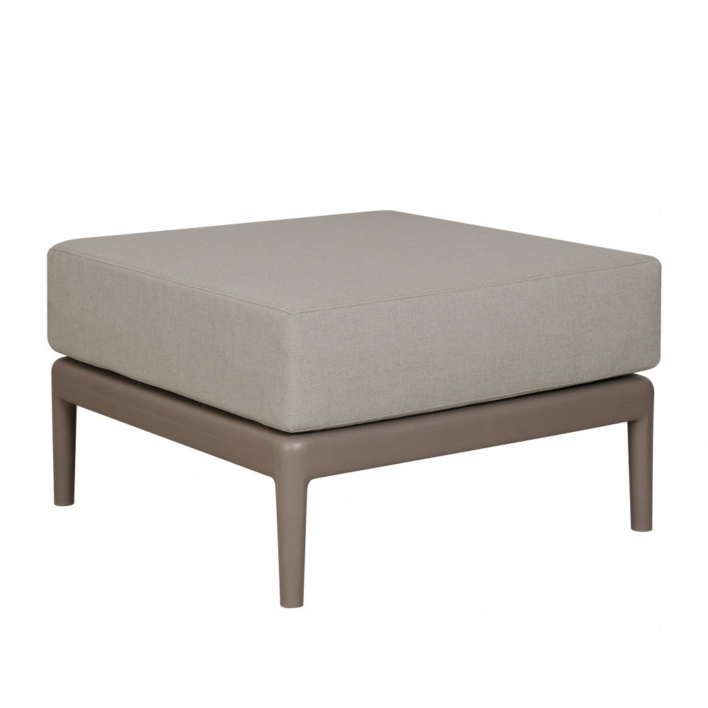 Seduta per Salotto Guaranà con struttura in polipropilene taupe e cuscino, in un ambiente contemporaneo.