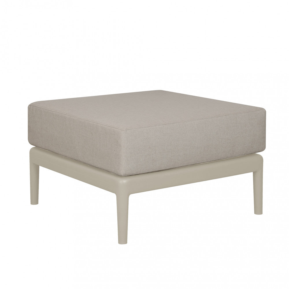 Seduta per Salotto Guaranà con struttura in polipropilene tortora e cuscino, in un ambiente contemporaneo.