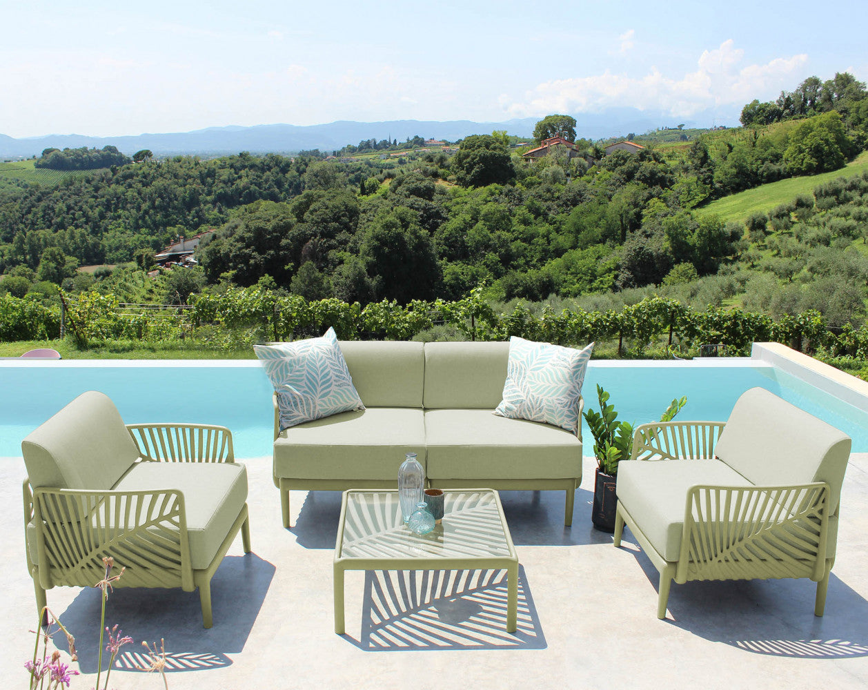 Seduta per Salotto Guaranà con struttura in polipropilene verde e cuscino, in un ambiente contemporaneo.