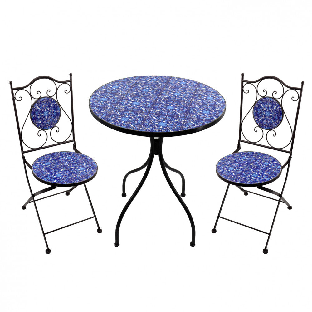 Vista frontale del set tavolo e sedie Tiche isolato su sfondo bianco, che evidenzia la struttura in metallo scuro e i dettagli in ceramica blu.