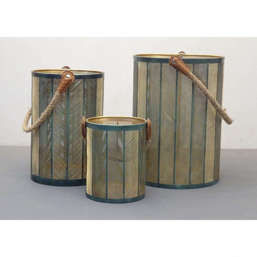 Set completo di 3 Lanterne Chloé in metallo verde con interno dorato e manico in juta.