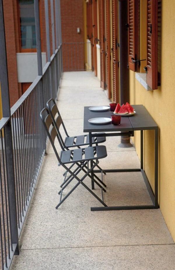 Primo piano del tavolo del set balcone BSF04 ripiegato e fissato a parete, che mostra l'ingombro minimo e il meccanismo di risparmio spazio | Albert Stock