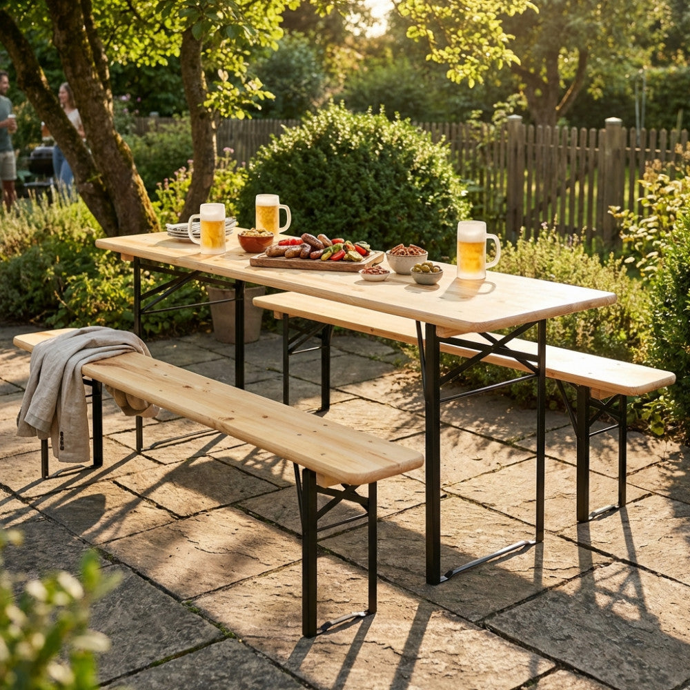 Set birreria in legno da giardino allestito con boccali e cibo su una pavimentazione in pietra illuminata dal sole.