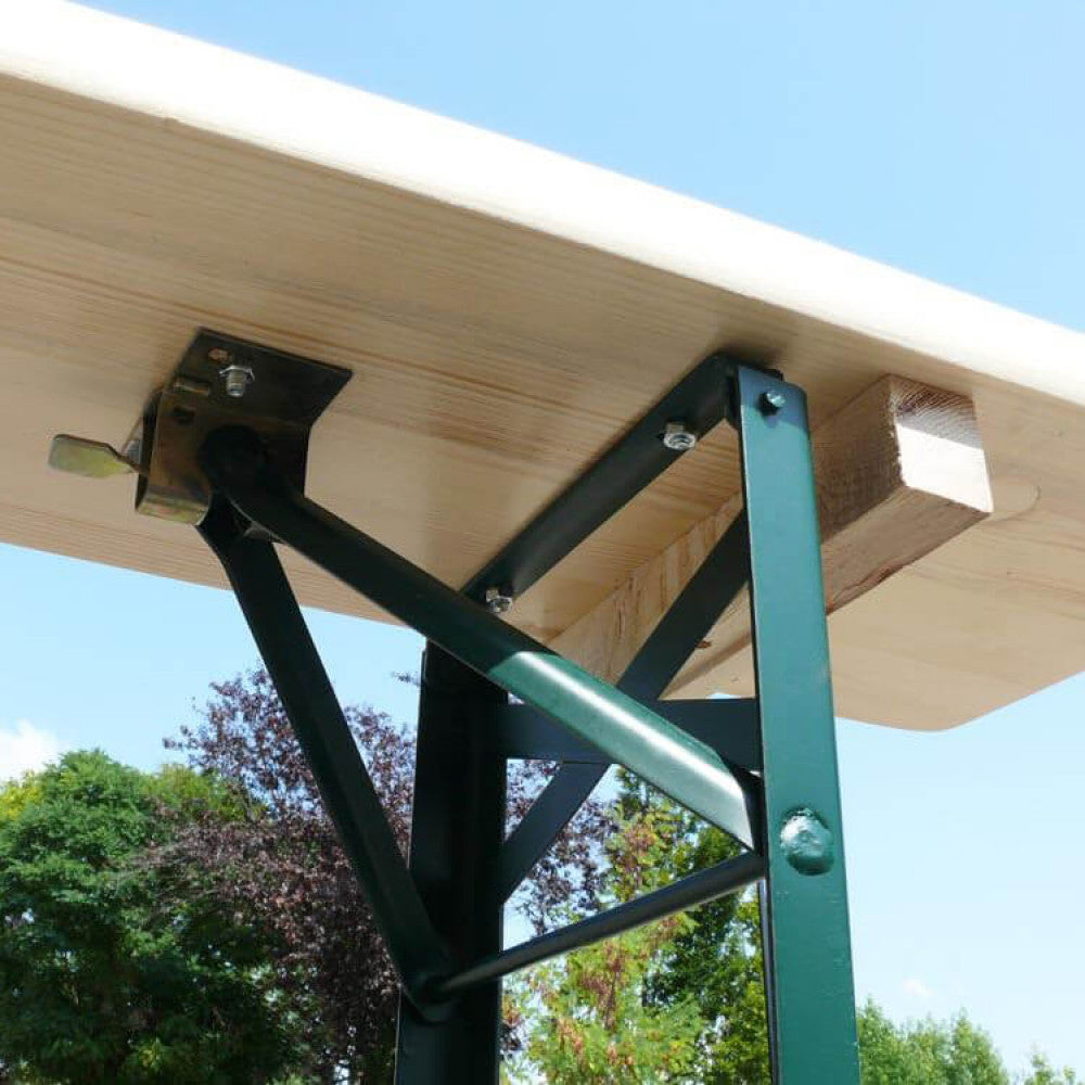 Dettaglio tecnico del meccanismo di chiusura in metallo verde sotto la panca in legno, che mostra la robustezza dell'assemblaggio.