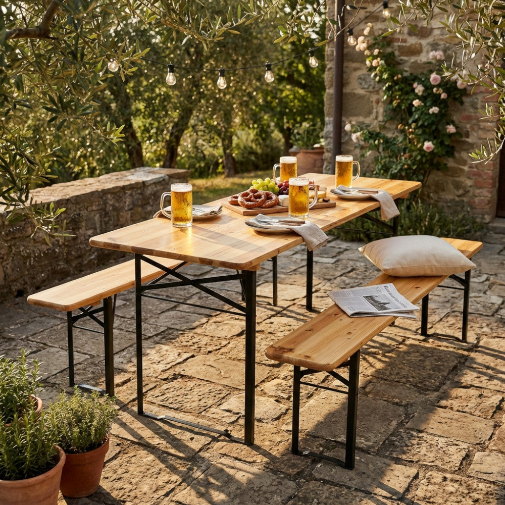 Set birreria in legno allestito in un giardino rustico al tramonto con boccali di birra e stuzzichini.