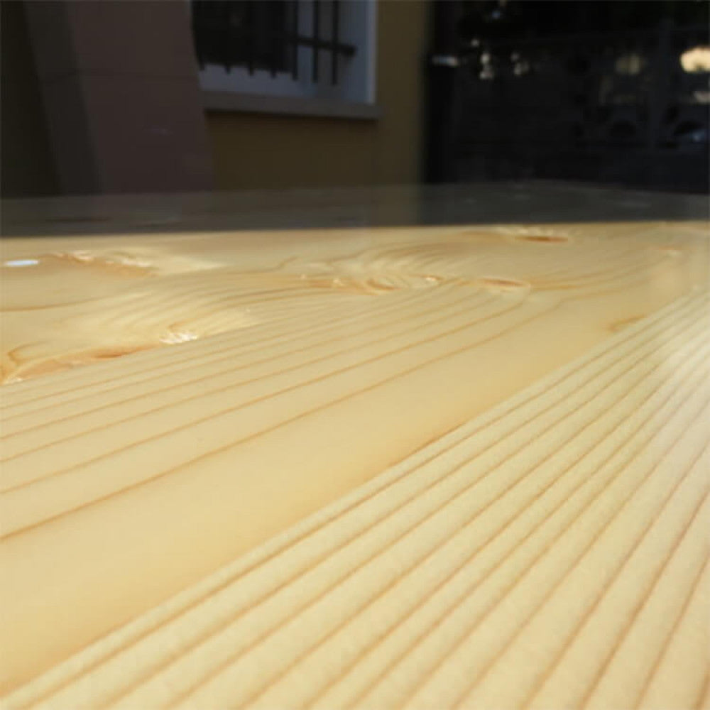 Dettaglio della panca a tre gambe del set birreria, che offre maggiore stabilità e comfort | Albert Stock