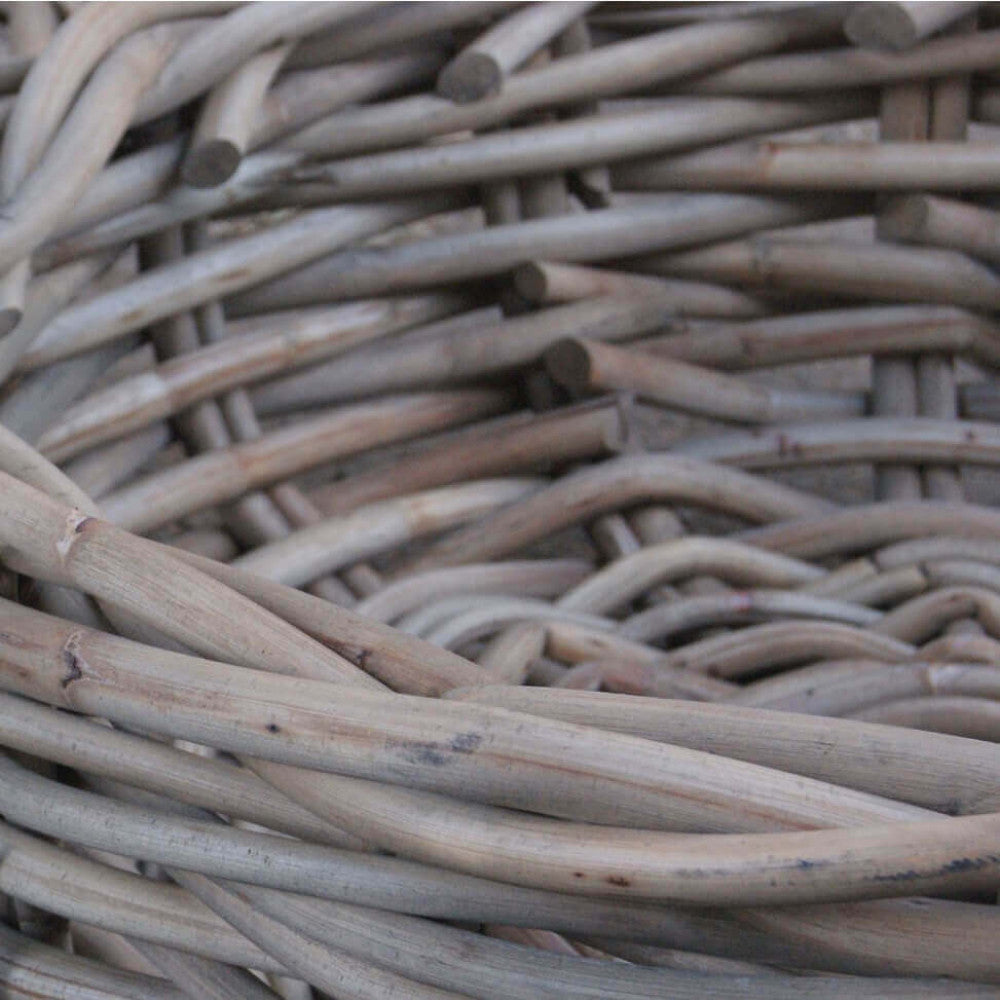 Dettaglio macro dell'intreccio in vimini grigio, che mostra la texture organica, la solidità dei rami e la maestria artigianale della lavorazione.