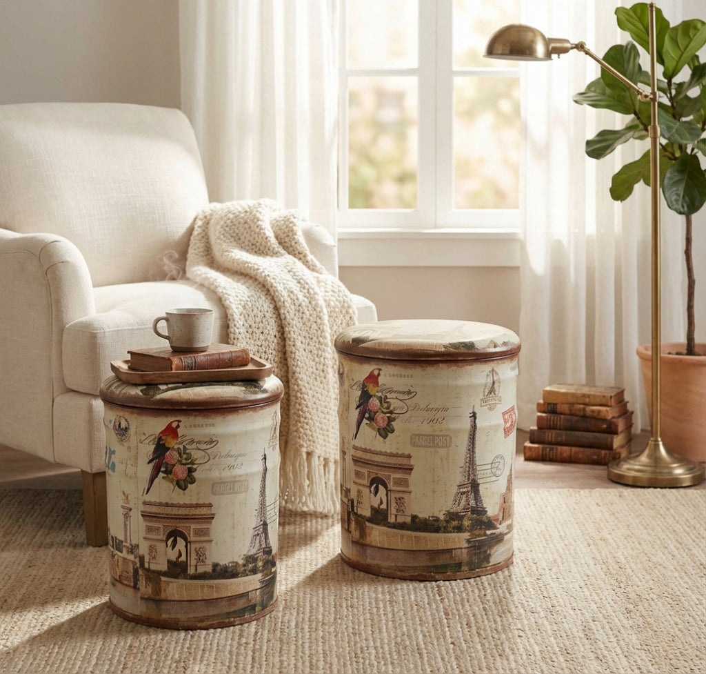 Set di 2 pouf contenitore cilindrici Cosma con stampa vintage a tema Parigi, ambientati in un salotto