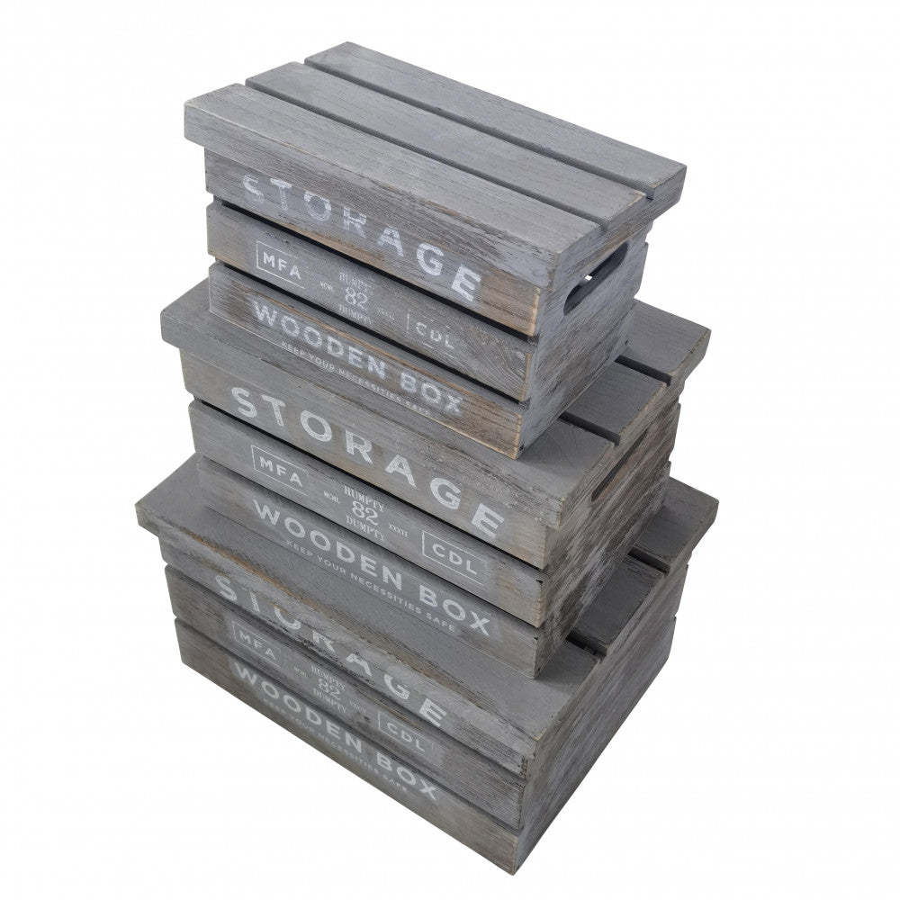 Vista dall'alto del set di 3 cassette in legno grigio stile shabby chic, impilate in ordine di grandezza.