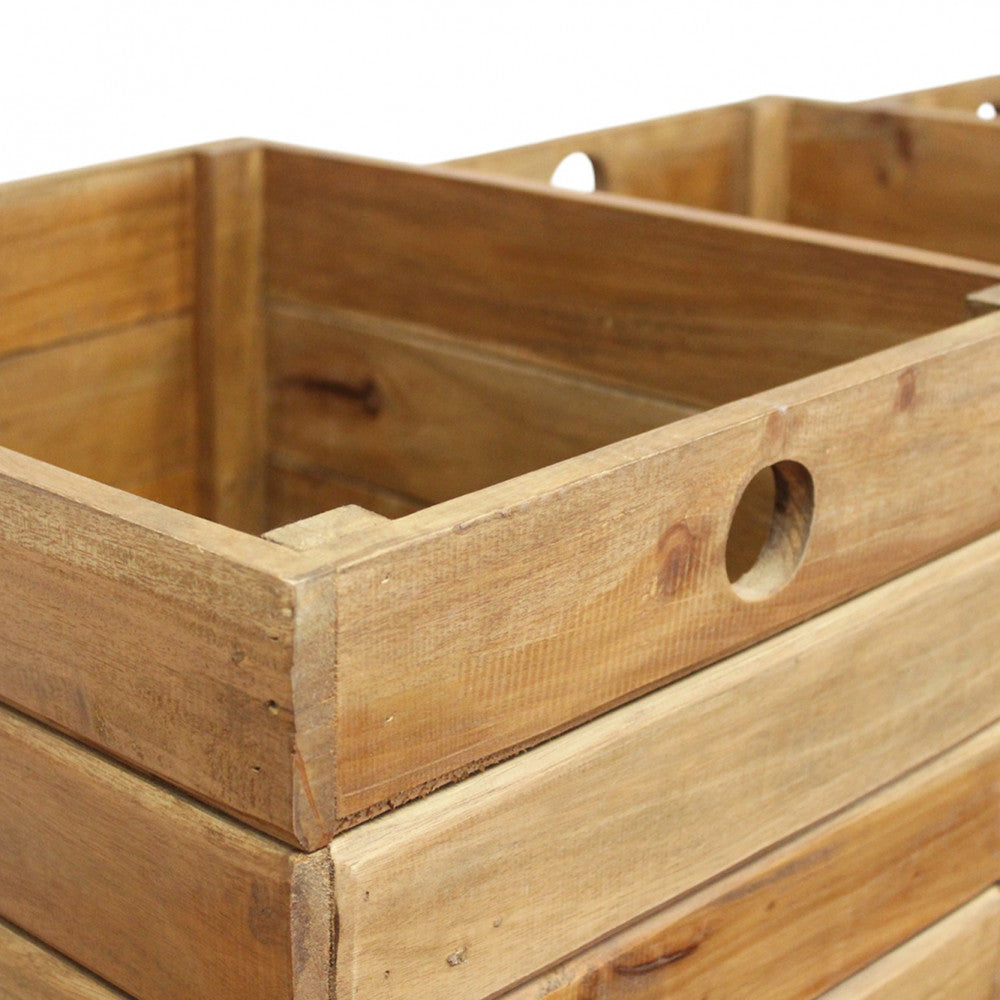 Dettaglio ravvicinato degli angoli e della lavorazione del legno di mogano sui contenitori.