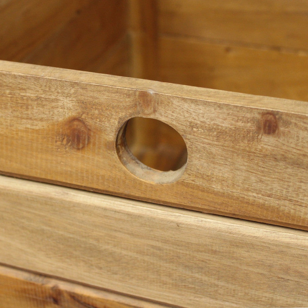 Primo piano del foro laterale che funge da maniglia integrata nel legno massello.