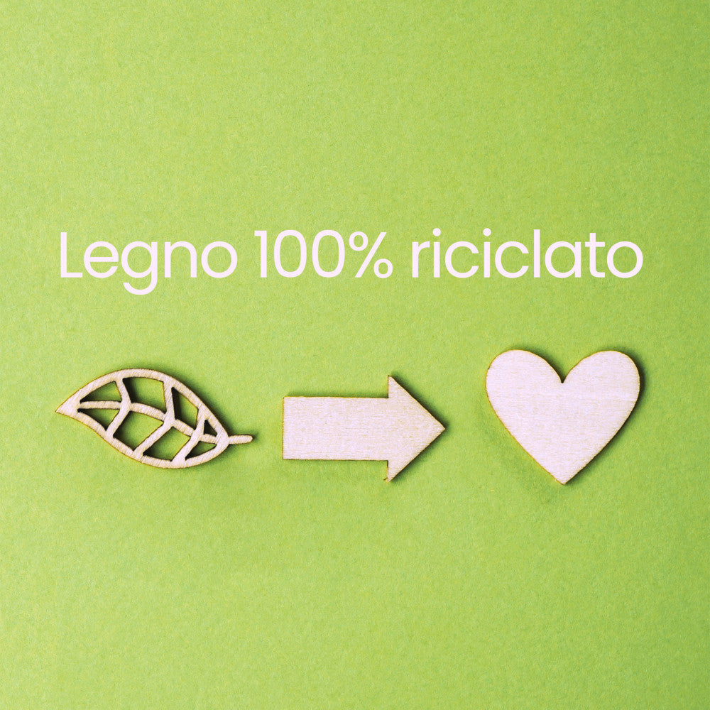 Grafica con foglia, freccia e cuore in legno su sfondo verde con testo Legno 100% riciclato.