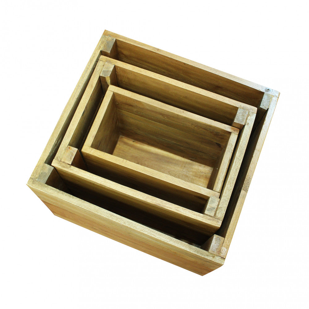 Dettaglio delle tre cassette Caren in mogano inserite l'una dentro l'altra per mostrare il design salvaspazio.