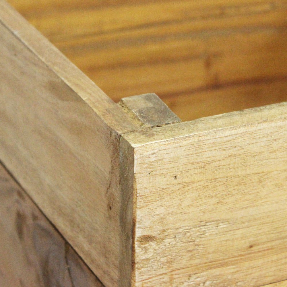 Macro dettaglio dell'incastro angolare in legno di mogano, che evidenzia la lavorazione artigianale e la robustezza.