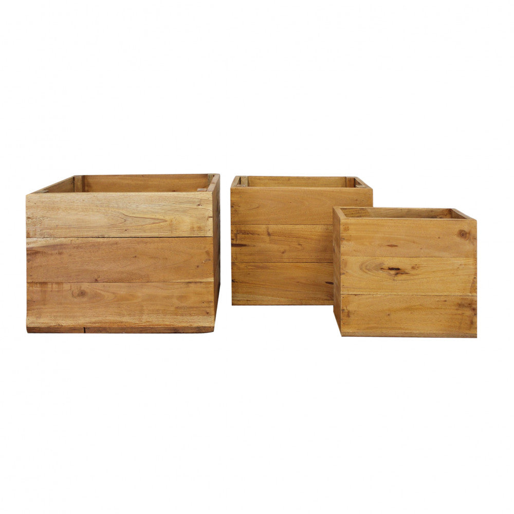 Vista frontale delle tre cassette Caren in mogano allineate, che mostra le venature orizzontali del legno premium.