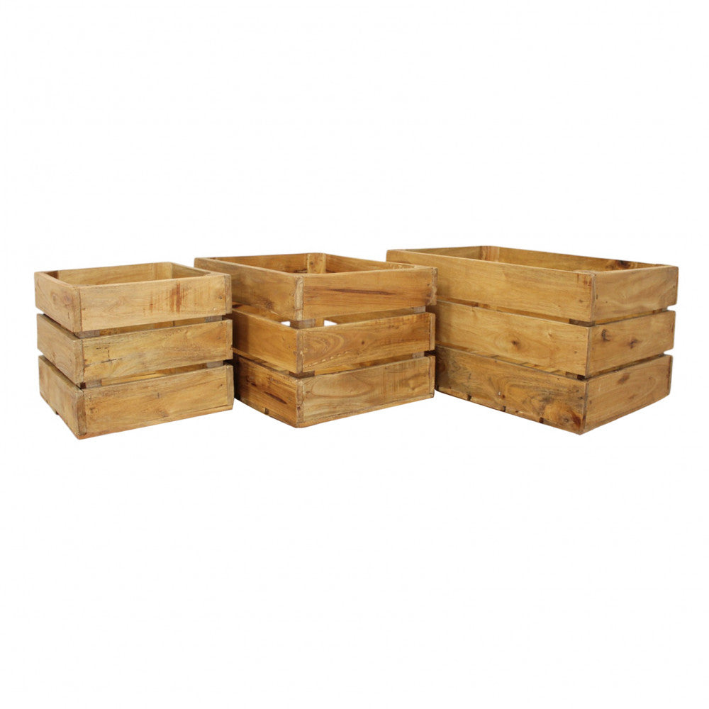 Tre cassette in legno di mogano di dimensioni decrescenti allineate su sfondo bianco.
