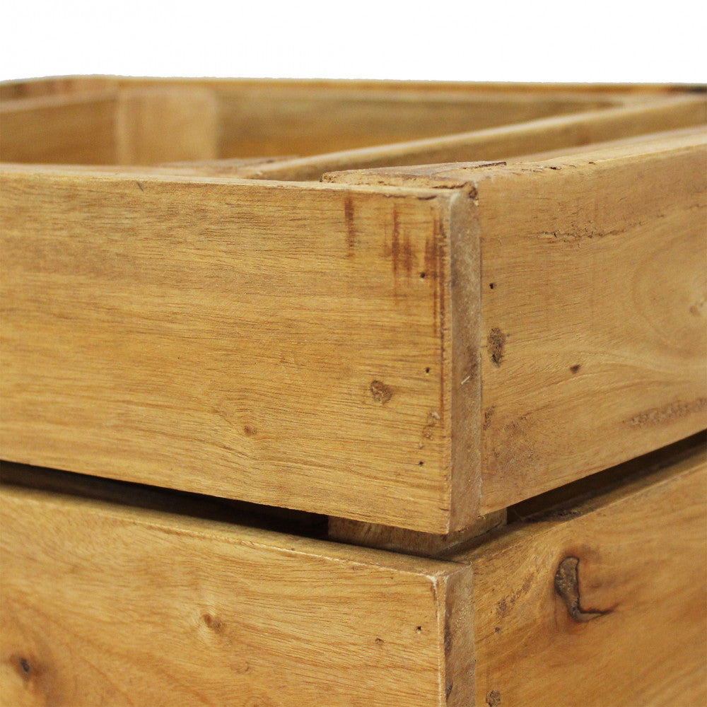 Dettaglio ravvicinato degli angoli e delle venature naturali del legno di mogano sulle cassette Carrie.