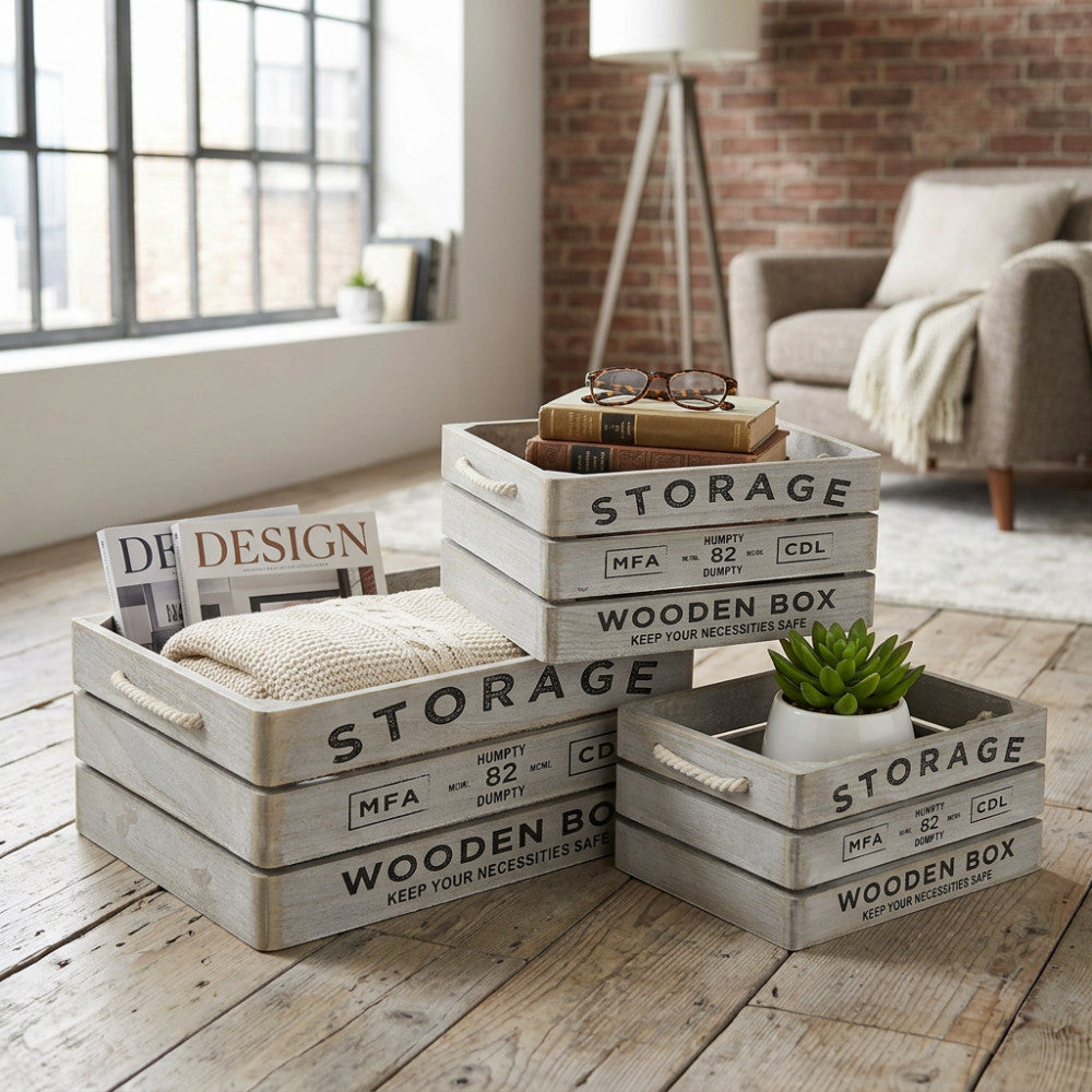 Composizione sfalsata delle 3 cassette contenitore Roseline in legno stile industrial, appoggiate su un pavimento in parquet rustico.