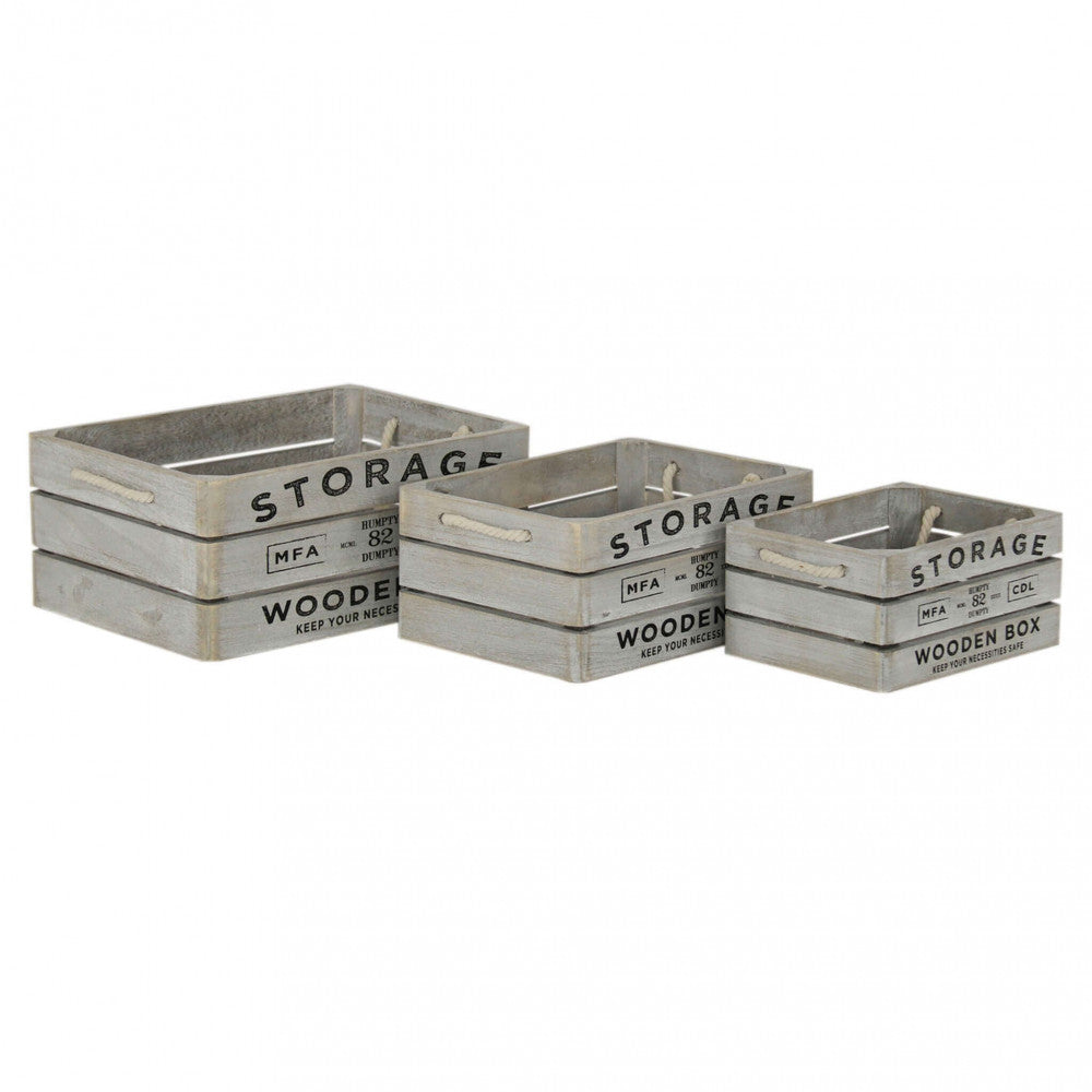 Vista frontale del set di 3 cassette in legno grigio Roseline allineate in ordine di grandezza su sfondo neutro.