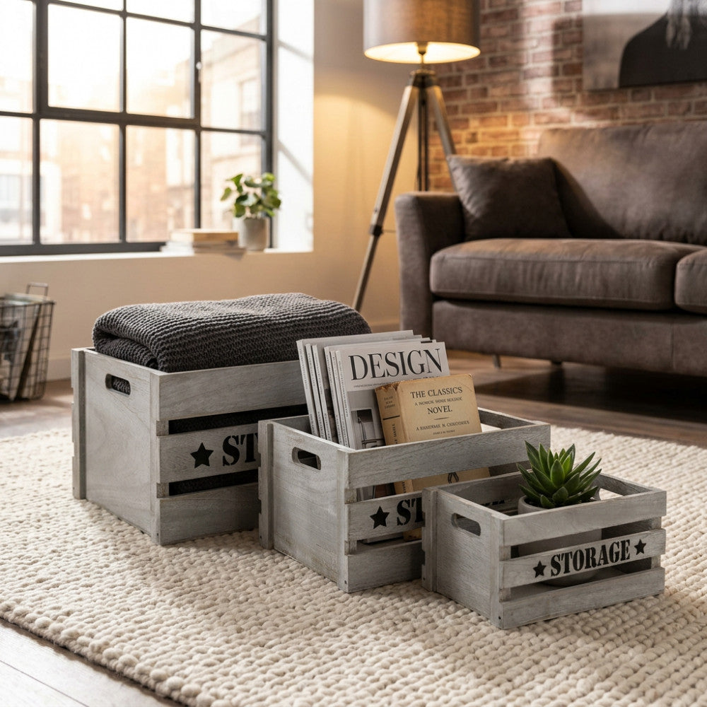 Dettaglio delle cassette in legno stile industriale Séline in un salotto, utilizzate come contenitori per libri e coperte.
