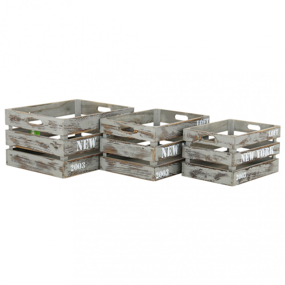 Composizione lineare del set di 3 cassette Théa in legno, che evidenzia le diverse dimensioni e i dettagli strutturali a doghe.