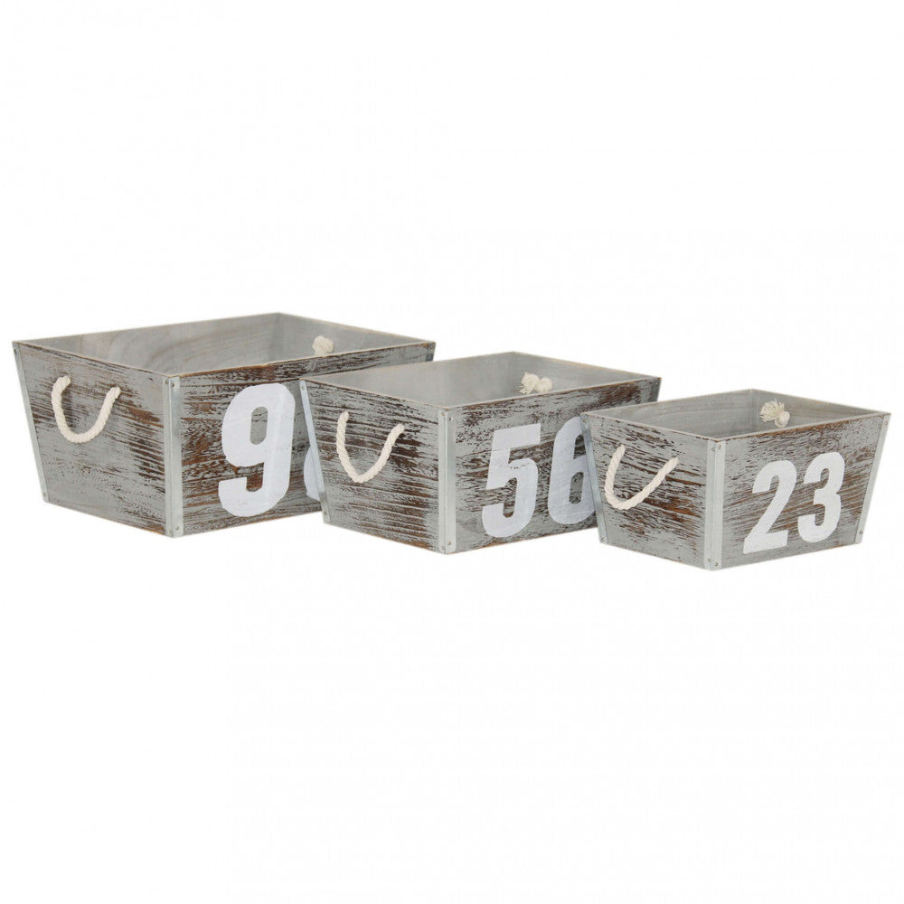 Vista frontale del set di 3 cassette Zoe isolate su sfondo bianco, che mostra le diverse dimensioni e i numeri 98, 56 e 23 verniciati sulla superficie.