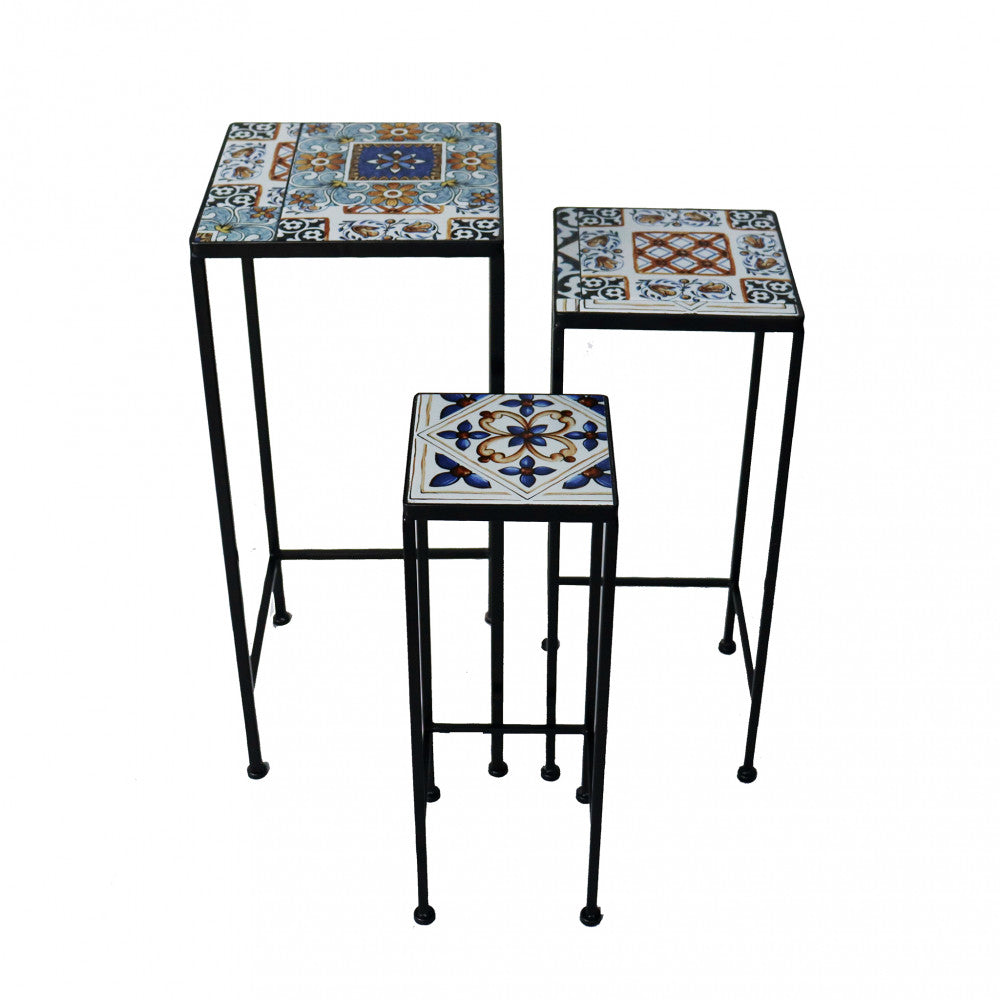 Dettaglio su sfondo bianco del set di tre fioriere quadrate, che evidenzia i motivi geometrici e floreali delle superfici in ceramica.