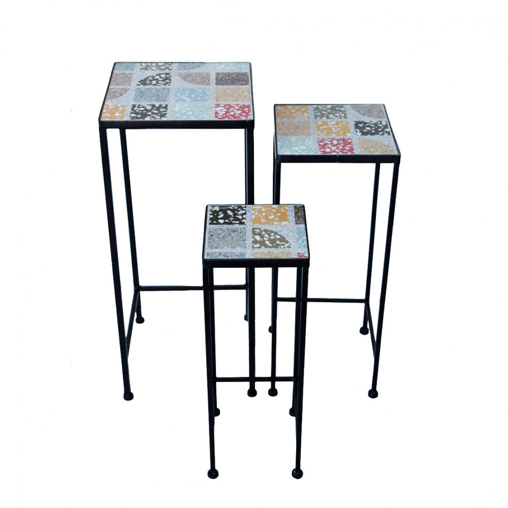 Vista frontale su fondo bianco del set di 3 fioriery Nike, che mostra chiaramente il design geometrico della struttura e il pattern a mosaico multicolore dei piani in ceramica.