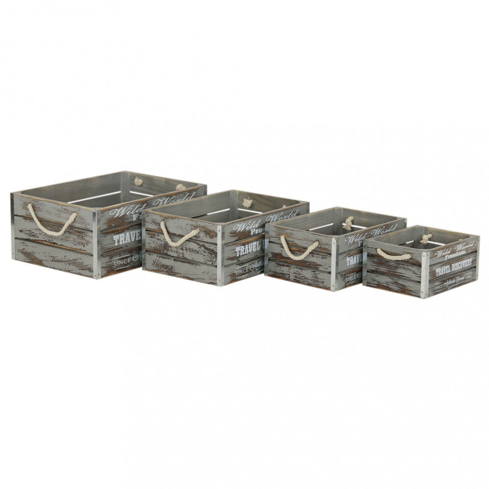 Le 4 cassette in legno RENÉE allineate su sfondo bianco, evidenziando le diverse dimensioni, le maniglie in corda e i dettagli in metallo sugli angoli.