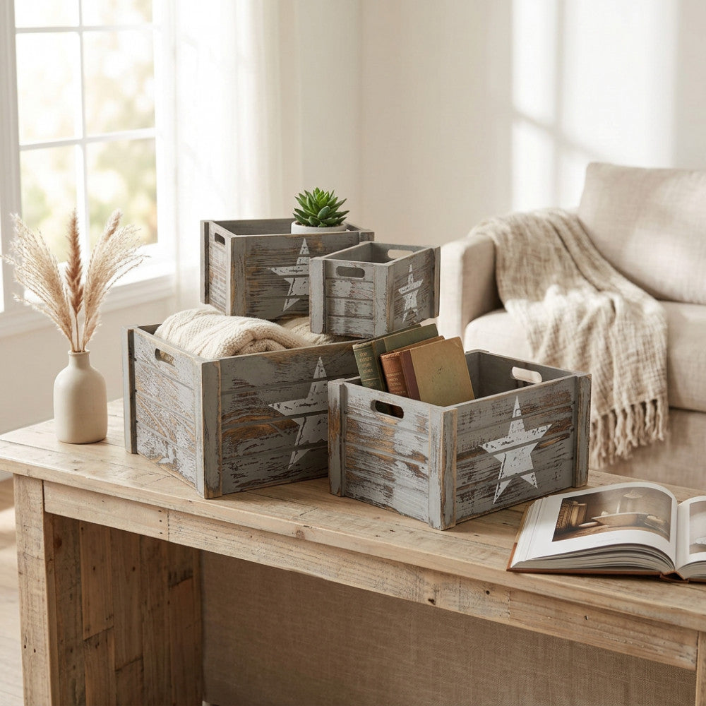 Set di 4 cassette in legno grigio Valérie disposte su un tavolo rustico, utilizzate per contenere coperte e libri in un salotto luminoso.