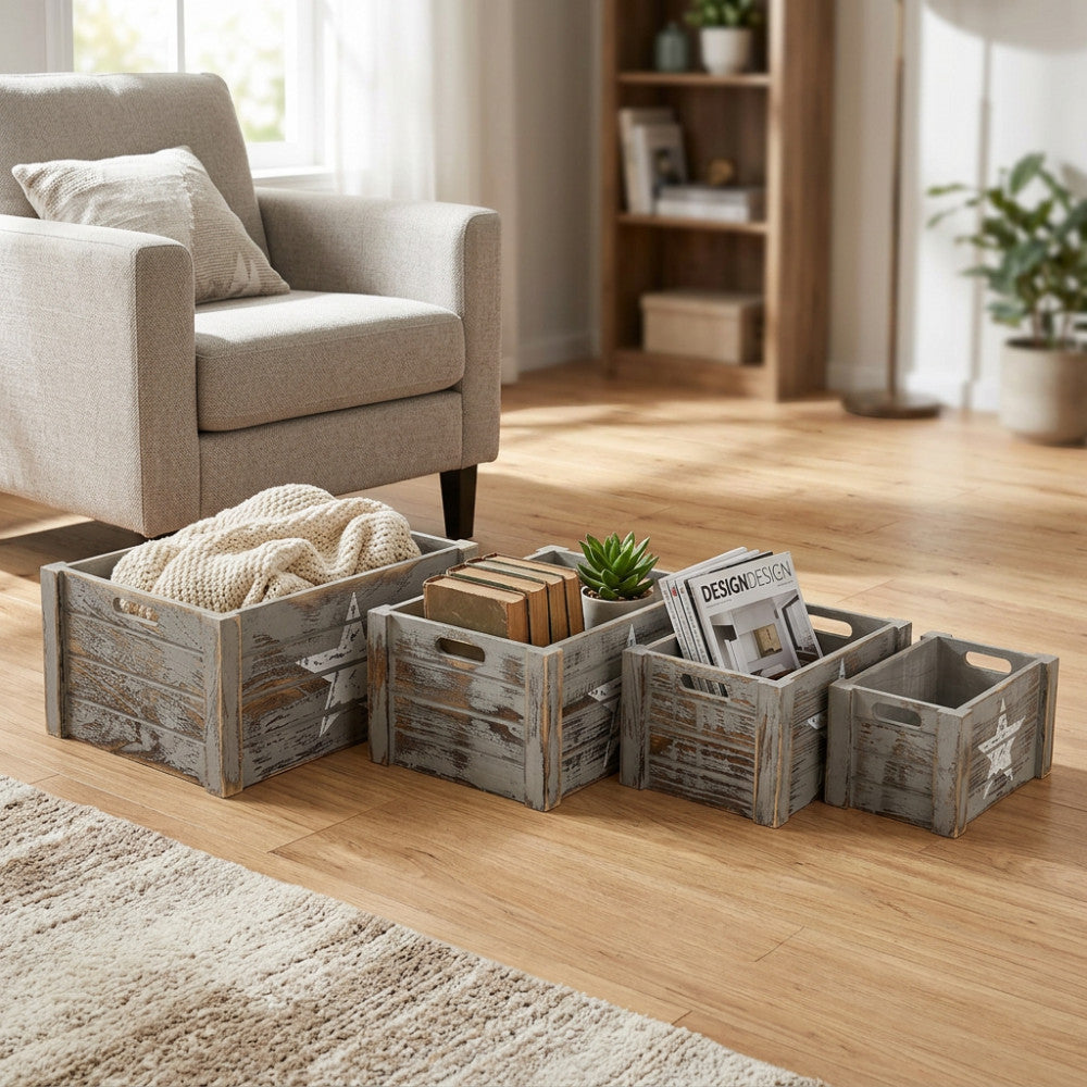 Composizione a terra del set di contenitori in legno stile industriale, affiancati a una poltrona grigia su un pavimento in parquet.