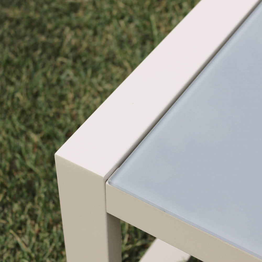 Vista della poltrona e del tavolino con piano in vetro del Salotto Formentera.
