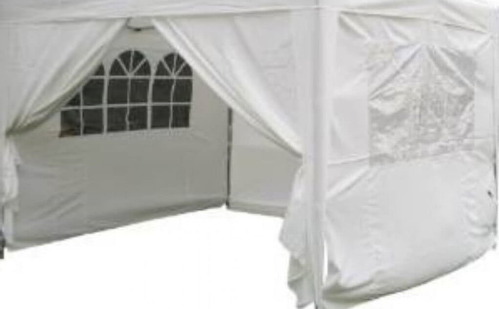 Vista angolare del Set Pareti Gazebo Pantheon 3x3 in PVC bianco, che mostra la struttura chiusa con finestre decorative ad arco e il tessuto elegantemente raccolto sui lati.