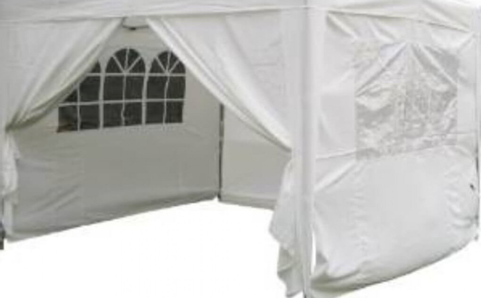 Vista angolare del Set Pareti Gazebo Pantheon 3x3 in PVC bianco, che mostra la struttura chiusa con finestre decorative ad arco e il tessuto elegantemente raccolto sui lati.