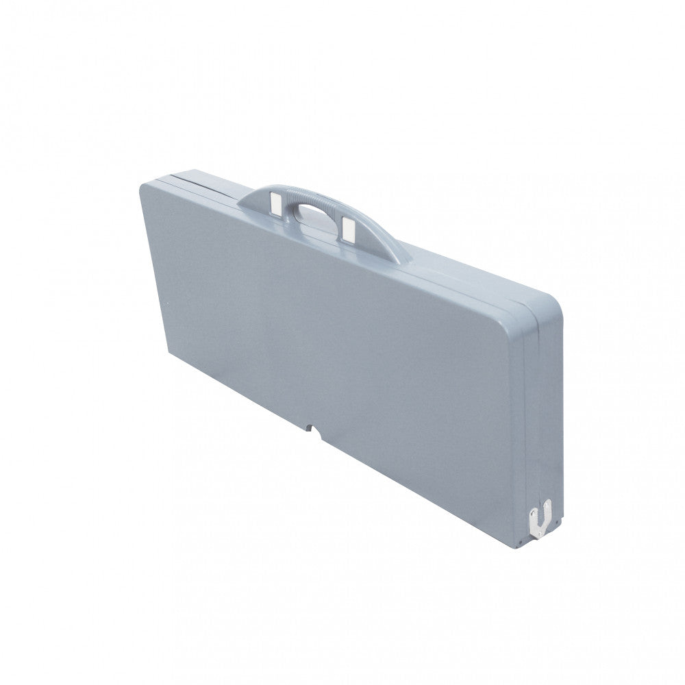 Set tavolo e sgabelli completamente aperto in un ambiente esterno, che mostra la sua funzionalità e lo spazio conviviale creato | Albert Stock