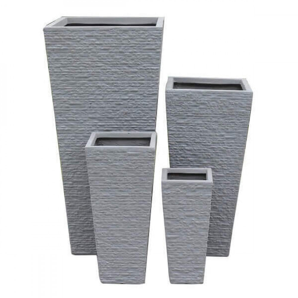 Dettaglio isolato dei quattro vasi Giglio in fibra di argilla grigia, che mostra la texture materica e le diverse altezze.